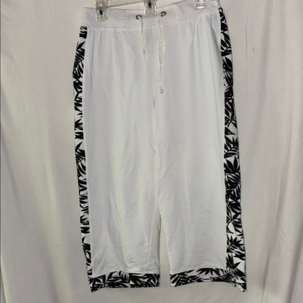 M&E  Collection Tropical White and Black Capris